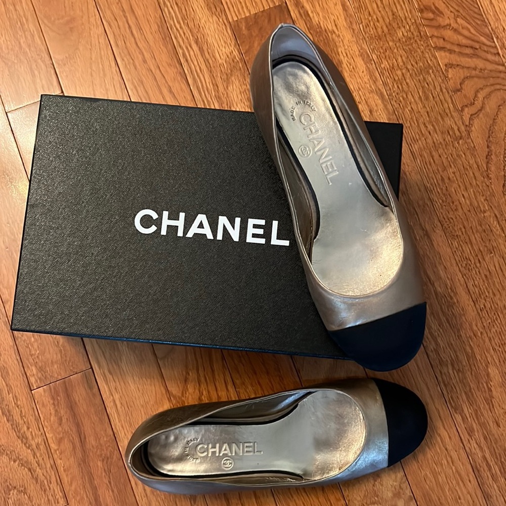 Chanel light gold/black flats size 38/7 with black cap toe